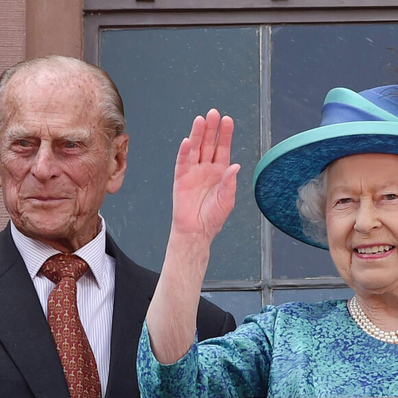 Info du 21 mars 2020 - Un employé de Buckingham Palace testé positif au Coronavirus alors que la reine était toujours à Londres La reine Elisabeth II d'Angleterre, le prince Philip, duc d'Edimbourg - Le couple royal d'Angleterre et le président allemand au balcon de la mairie de Francfort, le 25 juin 2015,