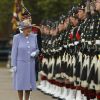 Info du 21 mars 2020 - Un employé de Buckingham Palace testé positif au Coronavirus alors que la reine était toujours à Londres La reine Elisabeth II d'Angleterre visite "Howe Barracks" a Canterbury, Kent, le 28 juin 2013