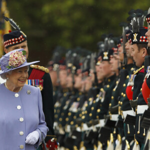 Info du 21 mars 2020 - Un employé de Buckingham Palace testé positif au Coronavirus alors que la reine était toujours à Londres La reine Elisabeth II d'Angleterre visite "Howe Barracks" a Canterbury, Kent, le 28 juin 2013