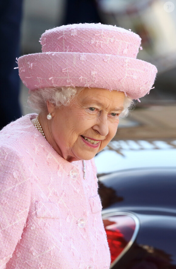 Info du 21 mars 2020 - Un employé de Buckingham Palace testé positif au Coronavirus alors que la reine était toujours à Londres Le président français, François Hollande, arrive au palais de l'Elysée en compagnie de la reine Elisabeth II d'Angleterre et le prince Philip, duc d'Edimbourg, pour un entretien, à l'occasion des commémorations du 70ème anniversaire du débarquement. Le 5 juin 2014