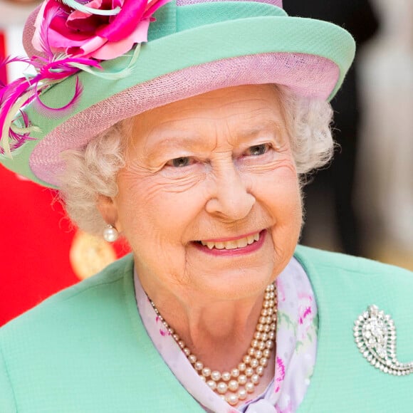 Info du 21 mars 2020 - Un employé de Buckingham Palace testé positif au Coronavirus alors que la reine était toujours à Londres - Info - Le 9 septembre, la reine Elizabeth II doit battre le record de longévité sur le trône britannique détenu par son arrière arrière-grand-mère la reine Victoria - La reine Elisabeth II d'Angleterre inaugure le nouveau centre sportif de l'école Westminster à Londres, le 12 juin 2014. La reine a assisté à des démonstrations de sports comme le yoga, le cricket et le ping-pong avant de dévoiler une plaque commémorative.