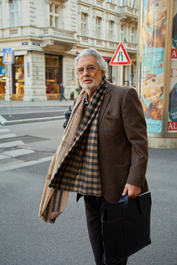 Placido Domingo quitte l'opéra national de Vienne après les répétitions de "Macbeth", le 21 octobre 2019. L'artiste lyrique a annoncé le 22 mars 2020 être atteint du coronavirus après avoir été testé positif au Covid-19.