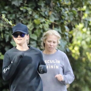 Exclusif - Reese Witherspoon fait son jogging avec une amie à Santa Monica, tout en gardant ses distances à cause du coronavirus (Covid-19), le 18 mars 2020.