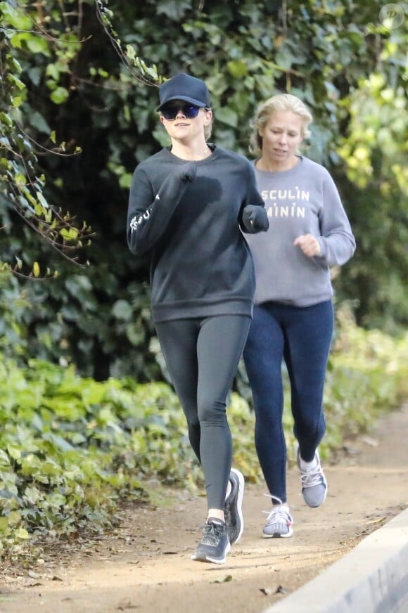 Exclusif - Reese Witherspoon fait son jogging avec une amie à Santa Monica, tout en gardant ses distances à cause du coronavirus (Covid-19), le 18 mars 2020.