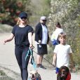 Exclusif - Reese Witherspoon et son fils Tennessee promènent leurs chiens dans le quartier de Brentwood à Los Angeles, le 23 février 2020