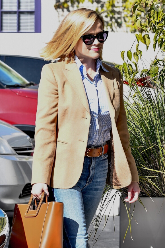 Reese Witherspoon arrive à son bureau dans le quartier de Brentwood à Los Angeles, le 12 février 2020.