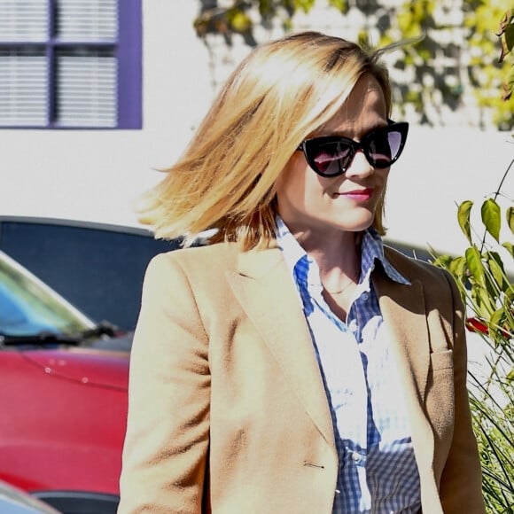 Reese Witherspoon arrive à son bureau dans le quartier de Brentwood à Los Angeles, le 12 février 2020.