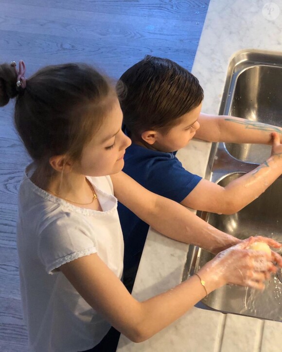 La princesse Estelle et le prince Oscar de Suède se lavent les mains chez eux au Palais Haga, en mars 2020. Photo prise et partagée le 22 mars 2020 sur Instagram par leur mère la princesse Victoria de Suède en lien avec la Journée mondiale de l'eau.