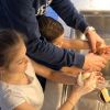 La princesse Estelle et le prince Oscar de Suède se lavent les mains avec leur père le prince Daniel chez eux au Palais Haga, en mars 2020. Photo prise et partagée le 22 mars 2020 sur Instagram par leur mère la princesse Victoria de Suède en lien avec la Journée mondiale de l'eau.