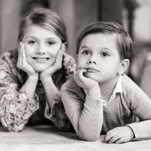 Photo pour le 4e anniversaire du prince Oscar de Suède, avec sa soeur la princesse Estelle, le 2 mars 2020. © Linda Broström / Cour royale de Suède