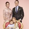 Photo officielle de la princesse héritière Victoria de Suède et du prince Daniel avec leurs enfants le prince Oscar et la princesse Estelle, mars 2020. © Anna-Lena Ahlström / Cour royale de Suède