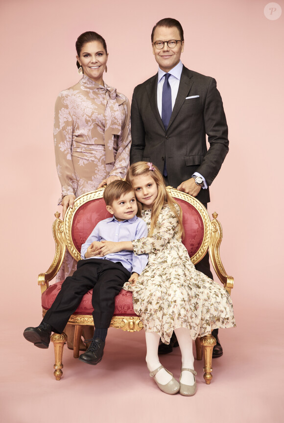 Photo officielle de la princesse héritière Victoria de Suède et du prince Daniel avec leurs enfants le prince Oscar et la princesse Estelle, mars 2020. © Anna-Lena Ahlström / Cour royale de Suède