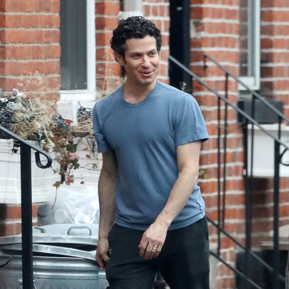 Exclusif - Le compagnon de Michelle Williams, Thomas Kail porte un anneau à l'annulaire alimentant la rumeur sur leur mariage. New York, le 14 mars 2020.