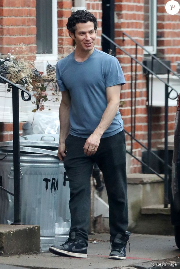 Exclusif - Le compagnon de Michelle Williams, Thomas Kail porte un anneau à l'annulaire alimentant la rumeur sur leur mariage. New York, le 14 mars 2020.
