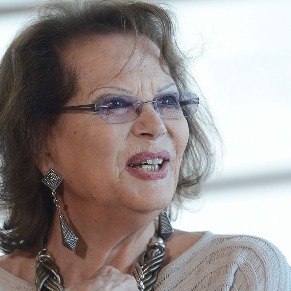 Née à Tunis, elle a tourné avec des réalisateurs célèbres comme Visconti, Fellini et Sergio Leone.

Claudia Cardinale - Photocall du film "The artist and the model" à San Sebastian le 24 Septembre 2012.