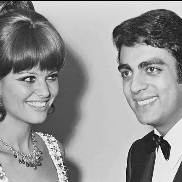 Archives - Claudia Cardinale et Enrico Macias lors de la remise des Prix Triomphe du cinéma. Paris. Photo non datée.