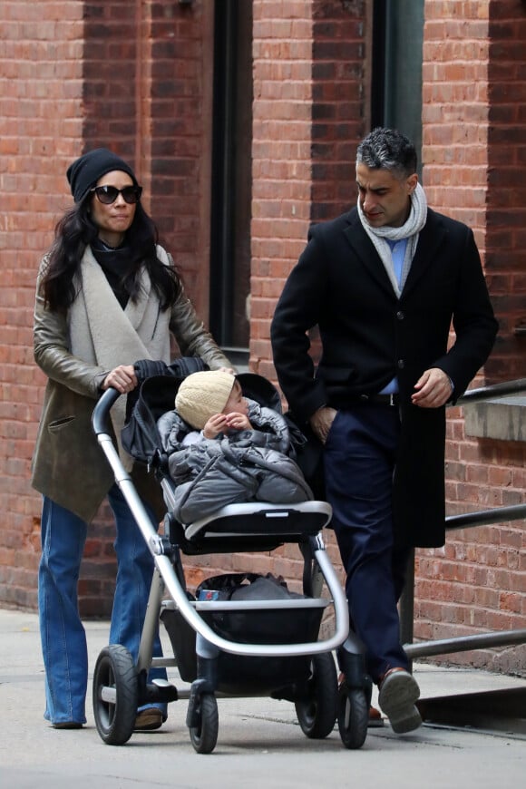 Exclusif - Lucy Liu se promène avec son fils Rockwell Lloyd et un ami à New York, le 9 avril 2018.