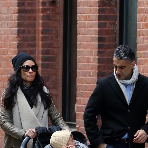 Exclusif - Lucy Liu se promène avec son fils Rockwell Lloyd et un ami à New York, le 9 avril 2018.