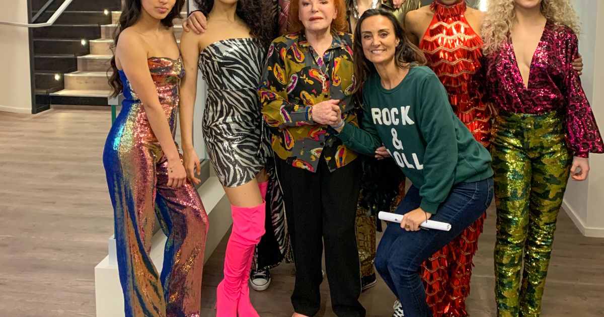 Regine A T Elle Eu Des Enfants Exclusif - La chanteuse Régine avec les danseurs en coulisse de l