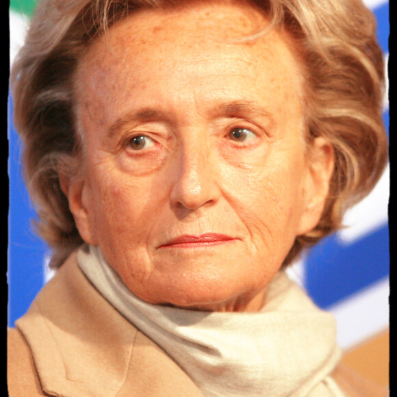 Bernadette Chirac inaugure les nouveaux locaux de la radio Handi FM à Saint-Fargeau. Le 17 janvier 2008.
