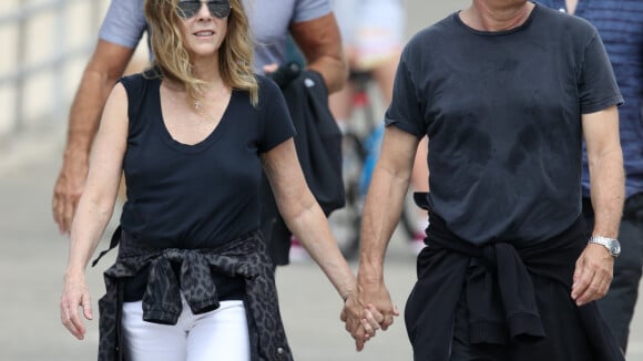 Tom Hanks sorti de quarantaine : retour souriant à Los Angeles, avec sa femme