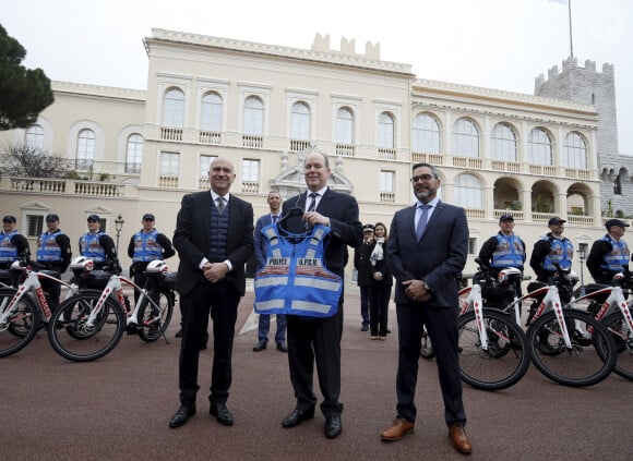 Exclusif - Présentation de l'Unité de Prévention du cadre de Vie au prince Albert II de Monaco sur la place du palais à Monaco le 13 mars 2020. © Jean-François Ottonello / Nice Matin /Bestimage