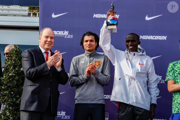 Le prince Albert II de Monaco, Joshua Cheptegei (Ougandais, record du monde du 5km 12 mins et 51s), - Remises des prix du 5km Herculis lors de la compétition de course à pied "Monaco Run" à Monaco, le 16 février 2020. © Claudia Albuquerque / Bestimage