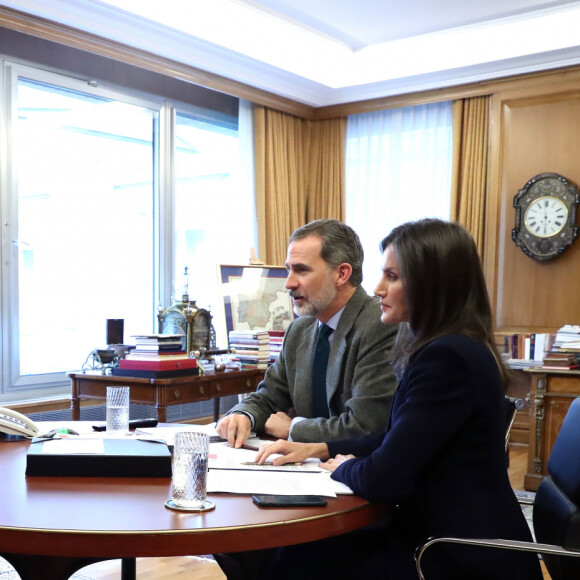 Le roi Felipe VI et la reine Letizia d'Espagne en visioconférence au Palais de la Zarzuela à Madrid, le 27 mars 2020.