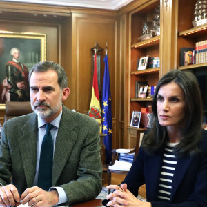 Le roi Felipe VI et la reine Letizia d'Espagne en visioconférence au Palais de la Zarzuela à Madrid, le 27 mars 2020.