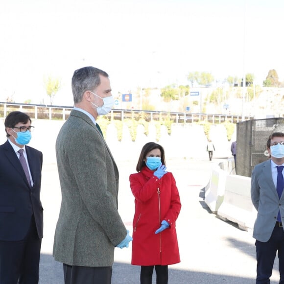 Le roi Felipe VI et la reine Letizia d'Espagne ont visité le 26 mars 2020 un hôpital de campagne installé au Palais des Congrès de Madrid (IFEMA) pour répondre à la crise sanitaire du coronavirus.