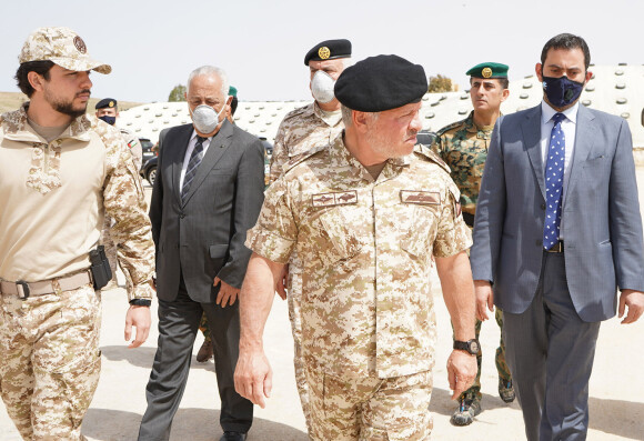 Le roi Abdallah II de Jordanie et le prince héritier Hussein visitent les réserves de grains à Ghabawi le 23 mars 2020.