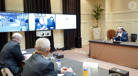 Le Roi Abdallah II de Jordanie en vidéo conférence à propos de l'épidémie de coronavirus (COVID-19) à Amman le 29 mars 2020.