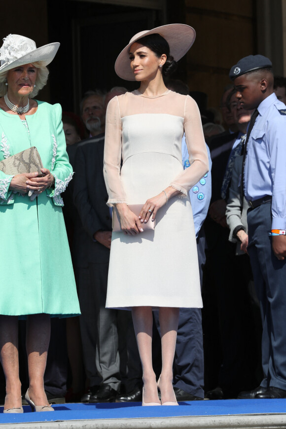 Meghan Markle lors de la fête d'anniversaire des 70 ans du prince Charles à Buckingham, le 22 mai 2018. Sa tenue (dont une robe de la marque Goat) est estimée 4800 euros. 