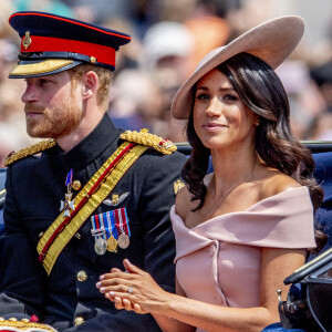 Meghan Markle lors de la parade annuelle Trooping The Colour à Londres, le 9 juin 2018. Sa tenue signée Carolina Herrera, avec un chapeau assorti de chez Philip Treacy, est estimée à 6100 euros.