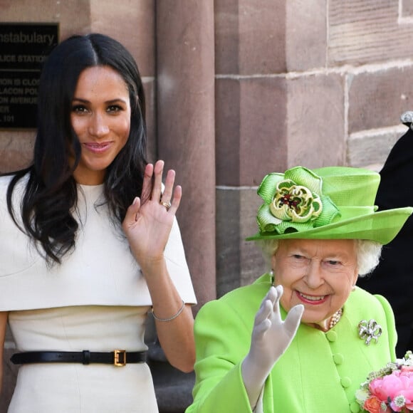 Meghan Markle lors de son premier engagement en solo avec la reine Elizabeth à Chester, le 14 juin 2018. Son ensemble Givenchy est estimé à 6200 euros.