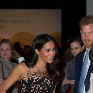 Meghan Markle (en robe Oscar de la Renta) lors du gala 2018 de l'Australian Geographic Society à Sydney le 26 octobre 2018. Sa garde-robe pour cette tournée dans le Pacifique est estimée à 134 000 euros.