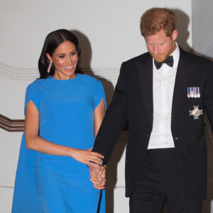 Meghan Markle (en robe SAFiYAA) au dîner d'Etat donné à Suva, Îles Fidji le 23 octobre 2018. Sa garde-robe pour cette tournée dans le Pacifique est estimée à 134 000 euros.