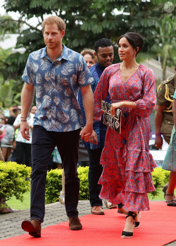 Meghan Markle (en robe Figue) sur le campus de l'Université du Pacifique Sud ("University of the South Pacific") à Suva lors de son voyage officiel aux îles Fidji, le 24 octobre 2018. Sa garde-robe pour cette tournée dans le Pacifique est estimée à 134 000 euros. 