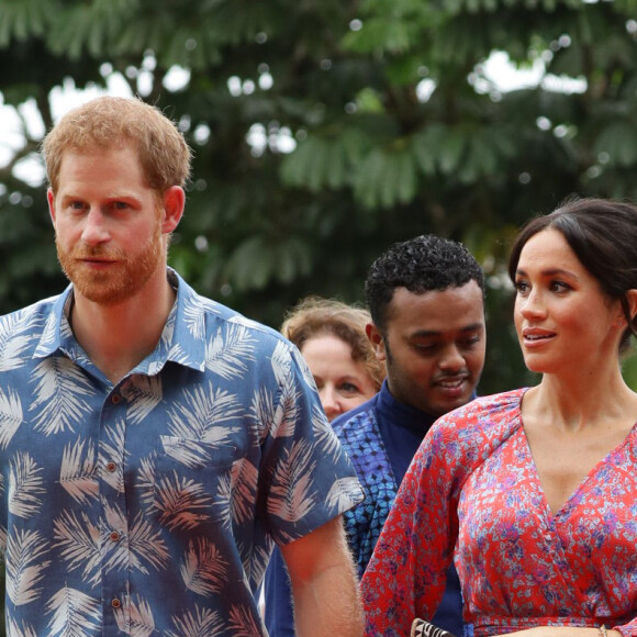 Meghan Markle (en robe Figue) sur le campus de l'Université du Pacifique Sud ("University of the South Pacific") à Suva lors de son voyage officiel aux îles Fidji, le 24 octobre 2018. Sa garde-robe pour cette tournée dans le Pacifique est estimée à 134 000 euros. 