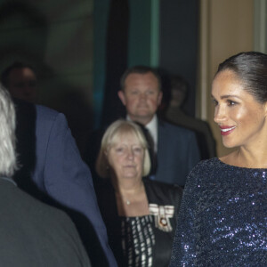 Meghan Markle, duchesse de Sussex, enceinte, à la représentation du 10ème anniversaire du spectacle du Cirque du Soleil "Totem" au Royal Albert Hall à Londres, le 16 janvier 2019. Sa robe signée Roland Mouret est estimée à 3950 euros.