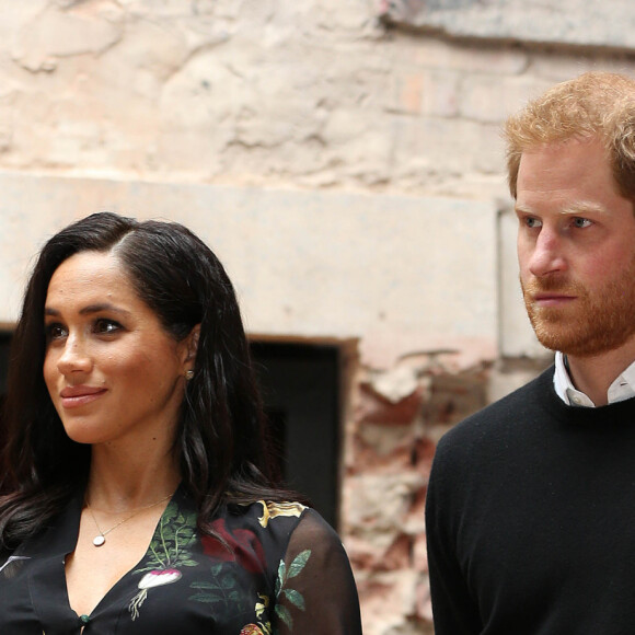 Meghan Markle, enceinte, au Bristol Old Vic. à Bristol le 1er février, 2019. Sa tenue (dont sa robe Oscar de la Renta et ses bottes Sarah Flint) est estimée à plus de 4000 euros.