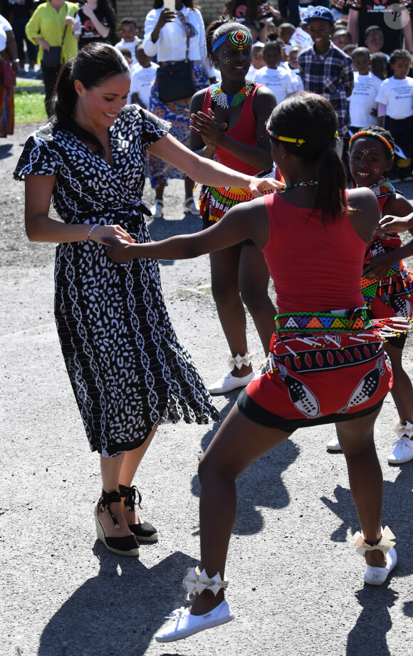 Meghan Markle (en robe Mayamiko) en visite dans le township de Nyanga, Afrique du Sud. Le 23 septembre 2019. Sa garde-robe pour cette tournée en Afrique du Sud est estimée à 4616 euros.