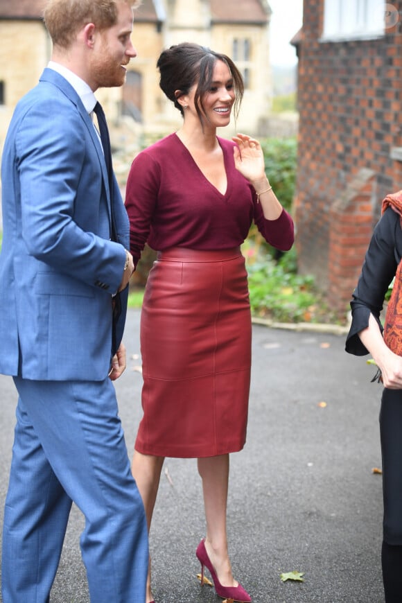 Meghan Markle lors d'une réunion sur l'égalité des genres avec les membres du Queen's Commonwealth Trust (dont elle est vice-présidente) et du sommet One Young World au château de Windsor, le 25 octobre 2019. Sa tenue (dont une jupe en cuir Hugo Boss) est estimée à 1680 euros.