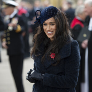 Meghan Markle, duchesse de Sussex, au 'Remembrance Day', une cérémonie d'hommage à tous ceux qui sont battus pour la Grande-Bretagne, à Westminster Abbey, le 7 novembre 2019. Sa tenue (dont un manteau Sentaler et des bottes Tamara Mellon x FRAME) est estimée à 2280 euros.