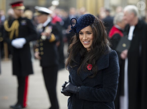 Meghan Markle, duchesse de Sussex, au 'Remembrance Day', une cérémonie d'hommage à tous ceux qui sont battus pour la Grande-Bretagne, à Westminster Abbey, le 7 novembre 2019. Sa tenue (dont un manteau Sentaler et des bottes Tamara Mellon x FRAME) est estimée à 2280 euros.