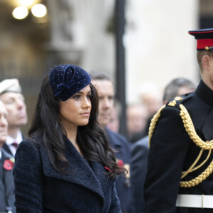 Meghan Markle, duchesse de Sussex, au 'Remembrance Day', une cérémonie d'hommage à tous ceux qui sont battus pour la Grande-Bretagne, à Westminster Abbey, le 7 novembre 2019. Sa tenue (dont un manteau Sentaler et des bottes Tamara Mellon x FRAME) est estimée à 2280 euros.