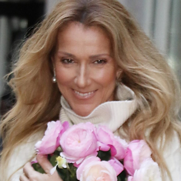Céline Dion salue ses fans à la sortie de son hôtel à New York, le 8 mars 2020.