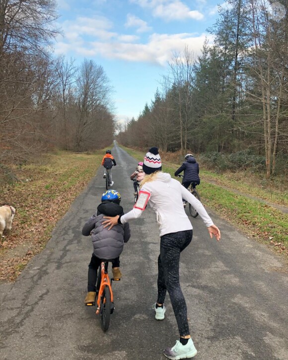 Elodie Gossuin en sortie avec ses enfants, le 12 mars 2020