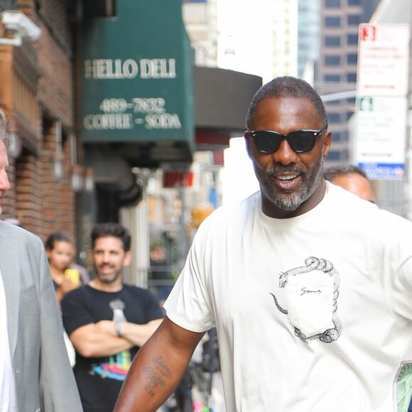 Idris Elba arrive dans les studios de l'émission "The Late Show With Stephen Colbert" pour faire la promotion du nouveau film "Fast & Furious : Hobbs & Shaw" à New York le 29 juillet 2019.