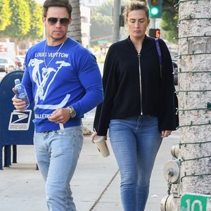 Exclusif - Mark Wahlberg et sa femme Rhea Durham vont déjeuner avec un ami au restaurant "Jersey Mike's Subs" à Beverly Hills, le 22 janvier 2020.